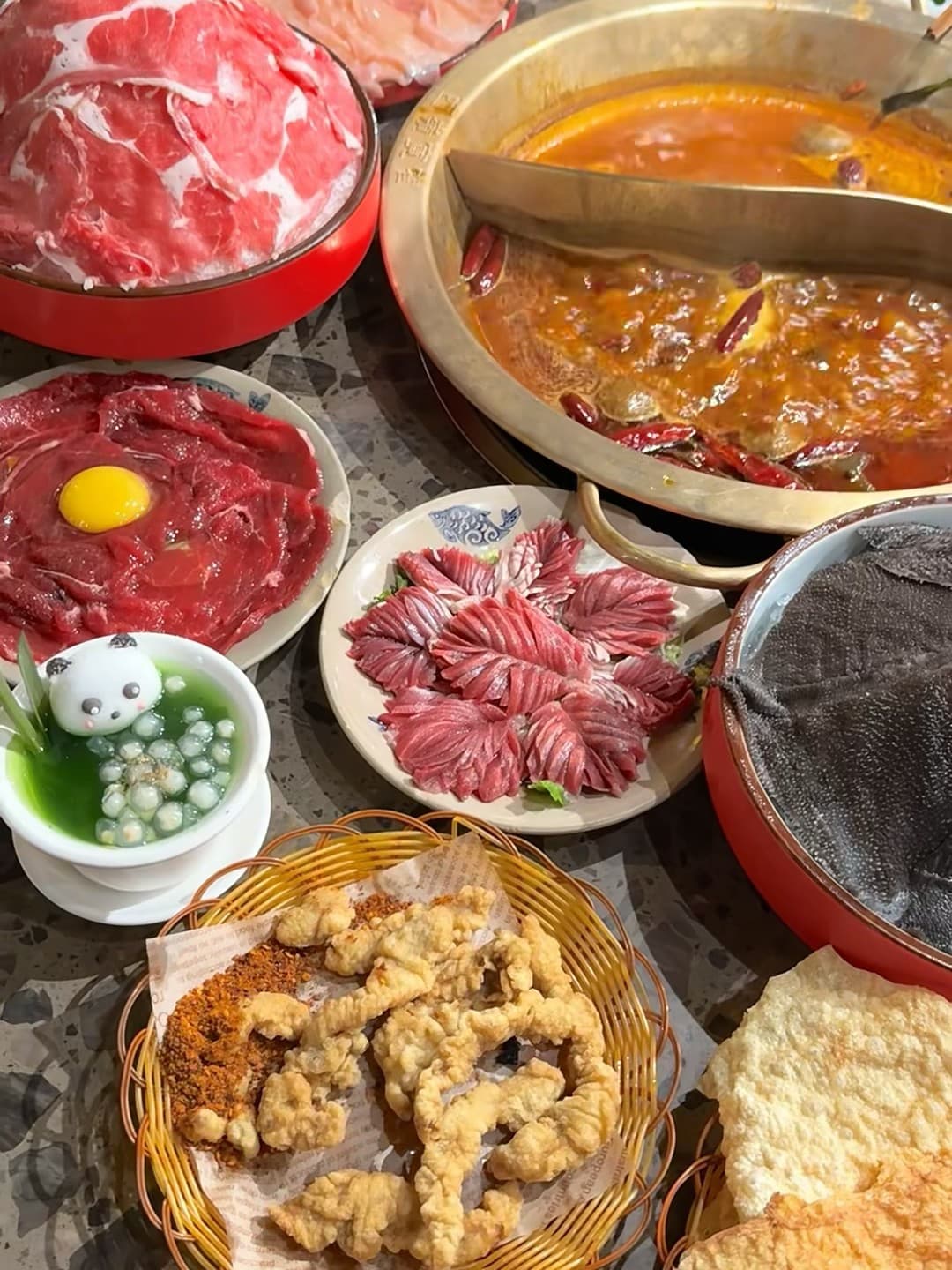 今晚的火锅局，是用本地超市买的牛肉卷+自己摆盘的仪式感封面图
