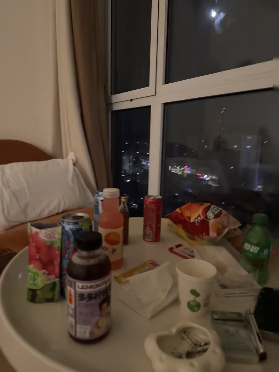 深夜小桌布：冰镇饮料+薯片+半杯咖啡，是独居生活的温柔仪式感封面图