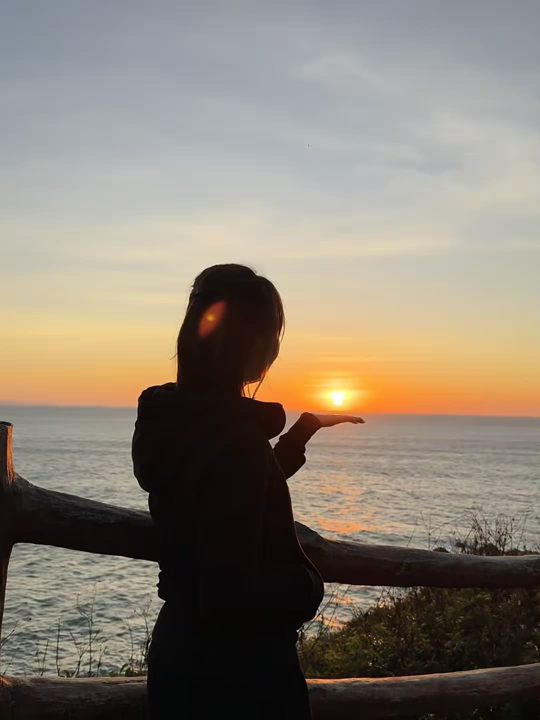把夕阳捏在掌心 🌅 今天在海边木栏杆边,突然觉得时间被拉长了封面图