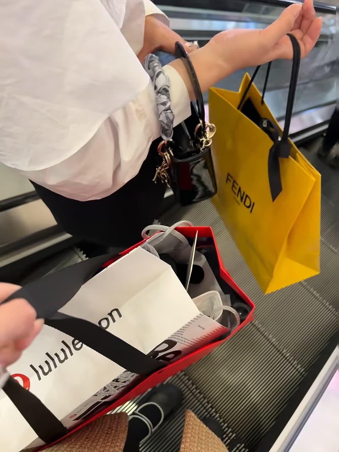 电梯上手忙脚乱的一秒：FENDI 黄袋 + Lululemon 红袋 + 小黑包挂件掉了一地…封面图