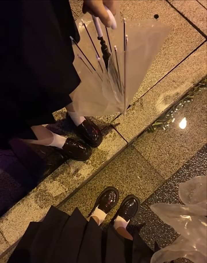雨天蹲在街角等伞，突然发现我们俩的鞋跟都卡在台阶缝里了…封面图