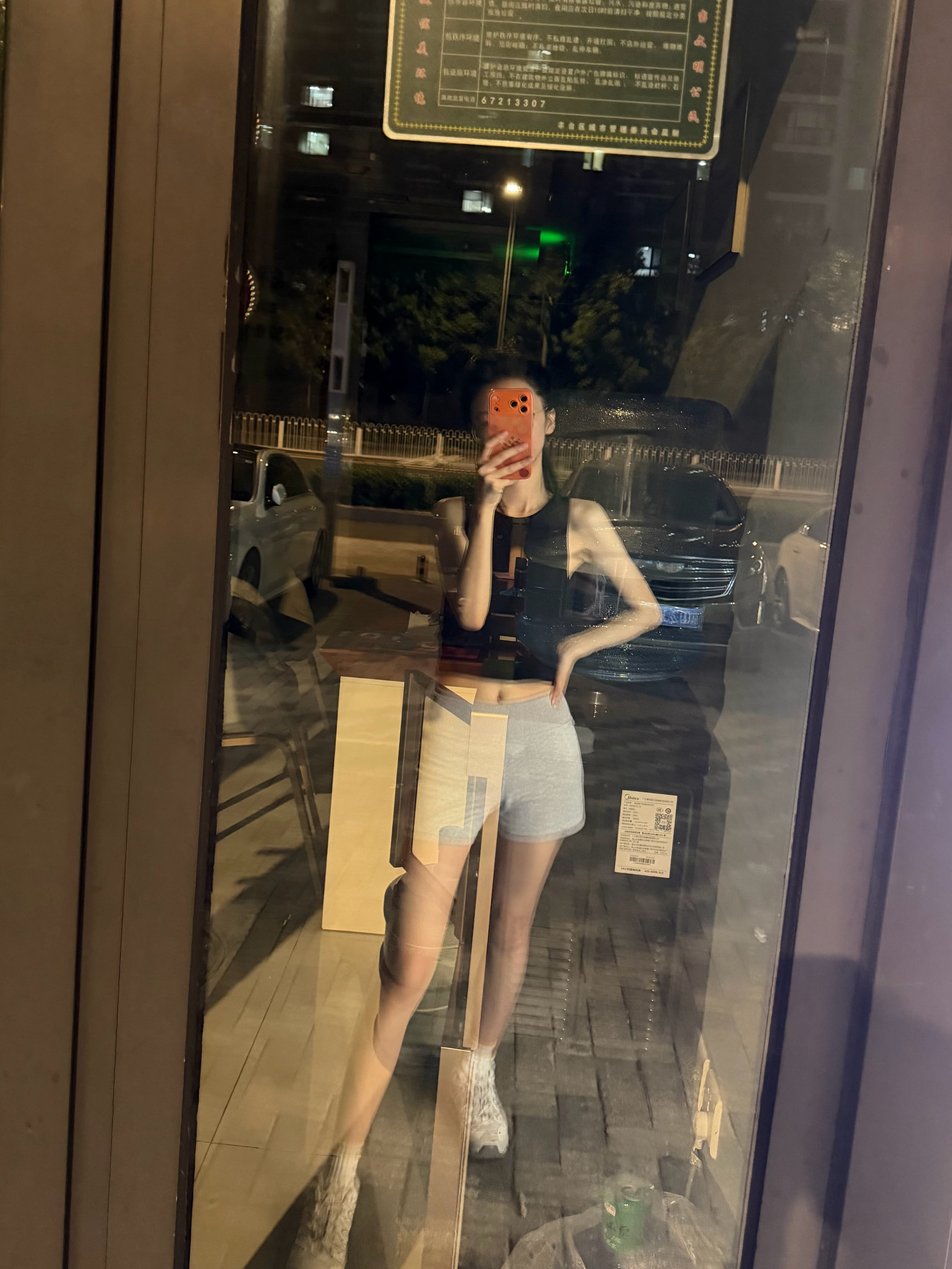 夜跑后在街角玻璃门自拍，路灯把影子拉得像幅抽象画 🌃封面图