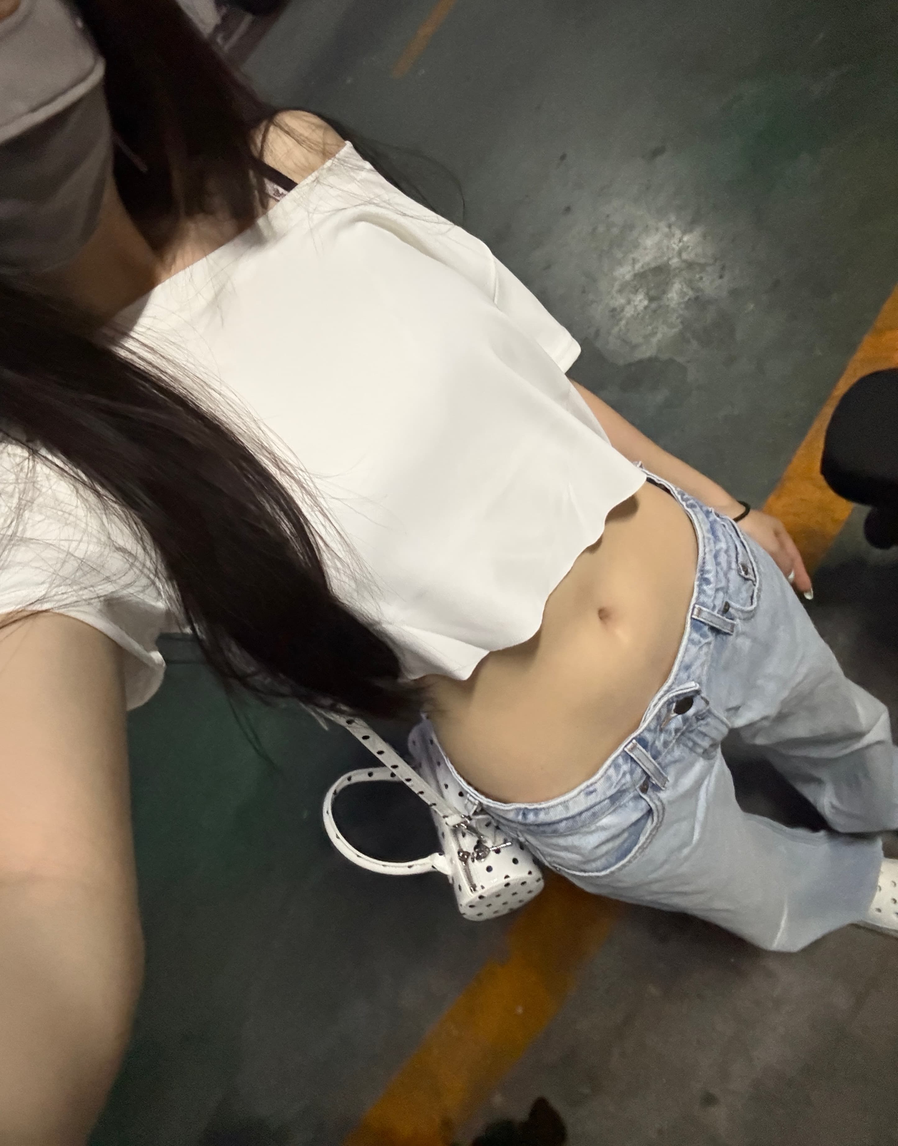 下班摸鱼顺手拍了下腰线，这裤子是真能藏住小肚腩啊封面图