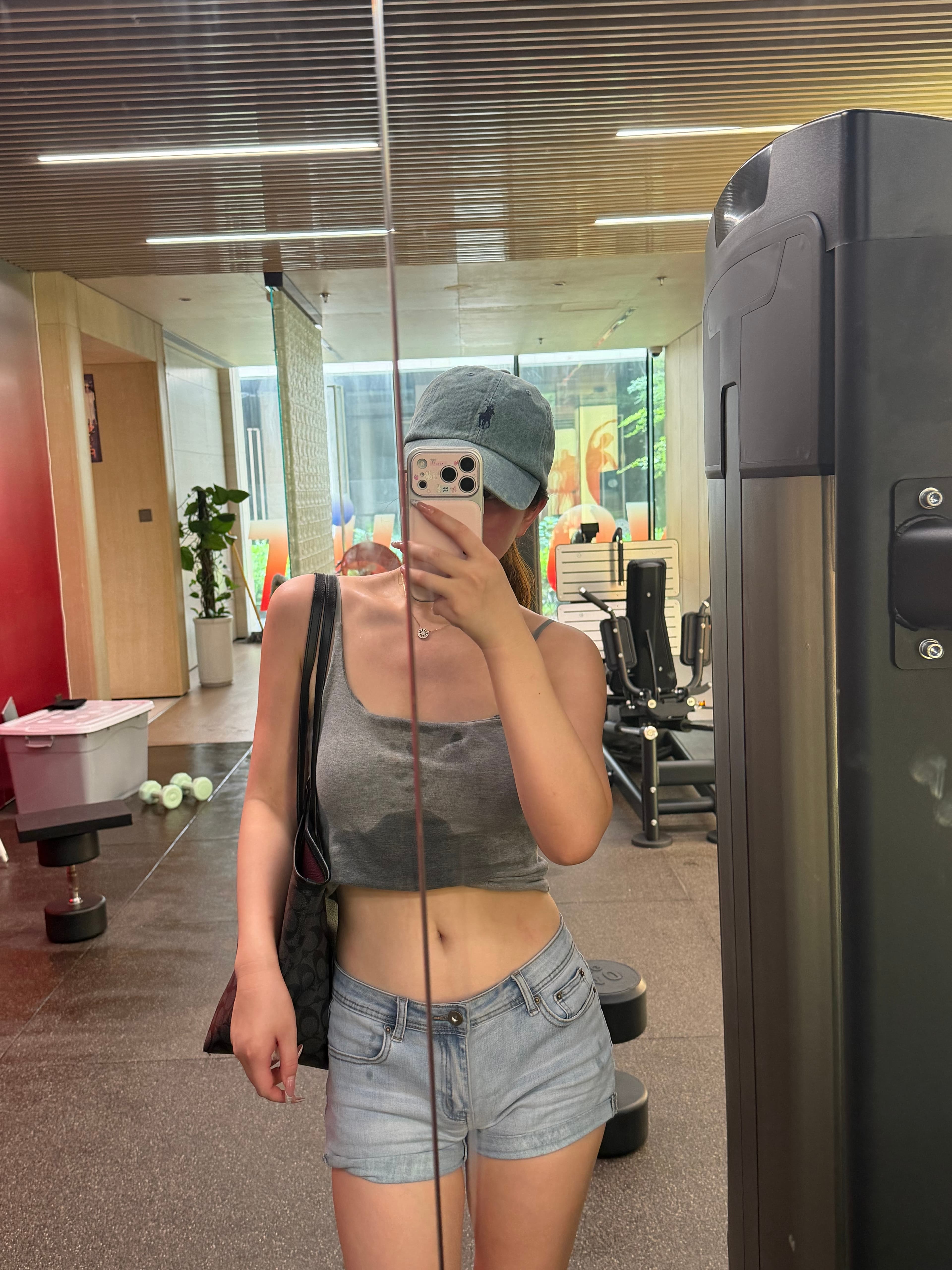 健身后镜子里的汗渍+猫耳帽，今天在Gym的自我和解时刻封面图