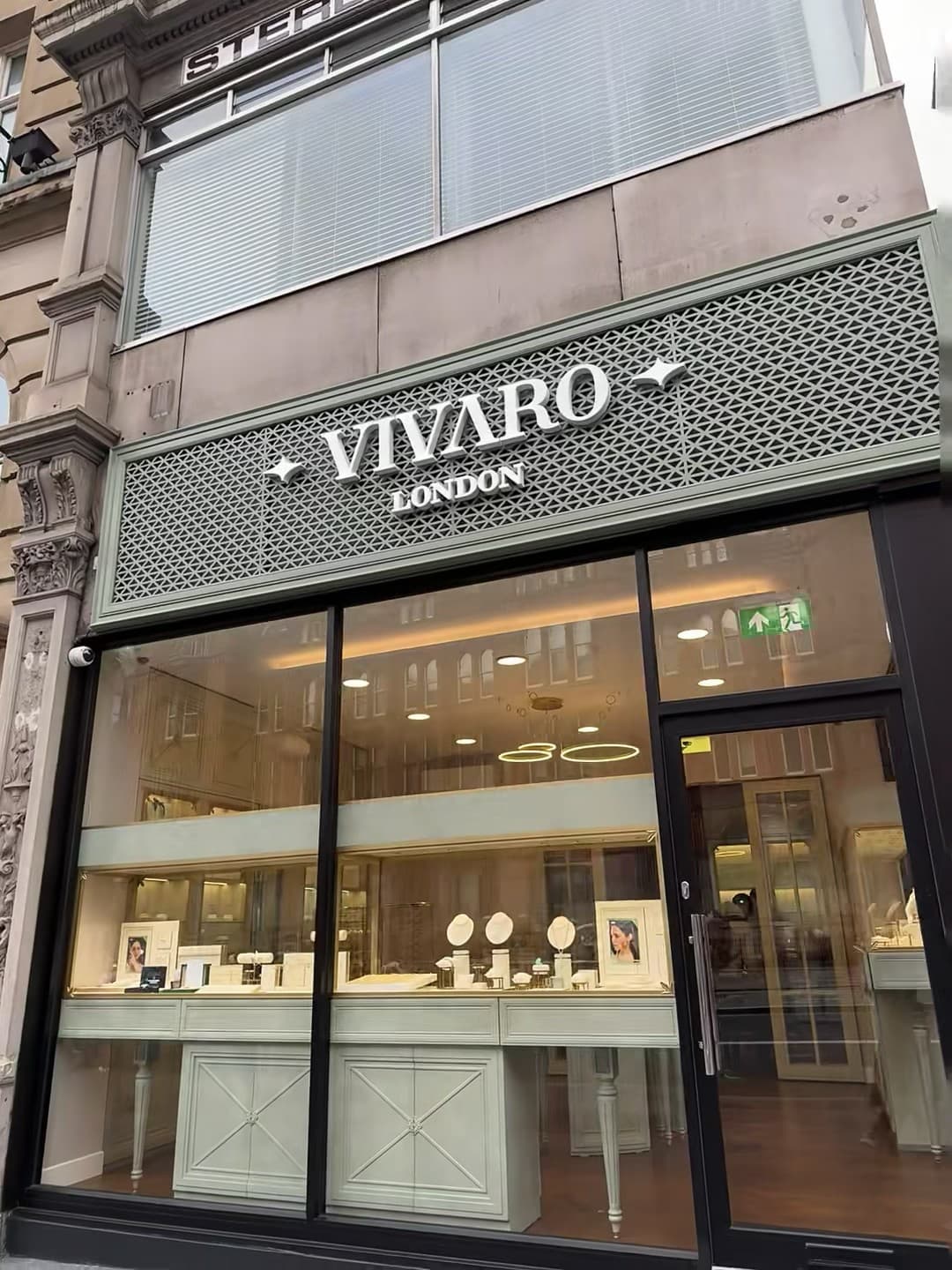 路过Vivaro London，橱窗里那排白瓷展柜像童话里的珠宝盒封面图