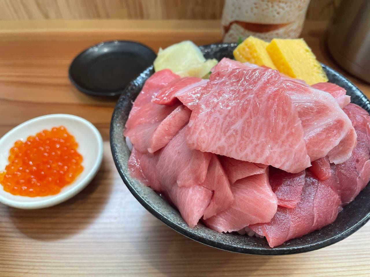 今天在街角小馆子啃了块肥瘦相间的金枪鱼腩，配着鱼子酱和玉子烧，一口入魂封面图