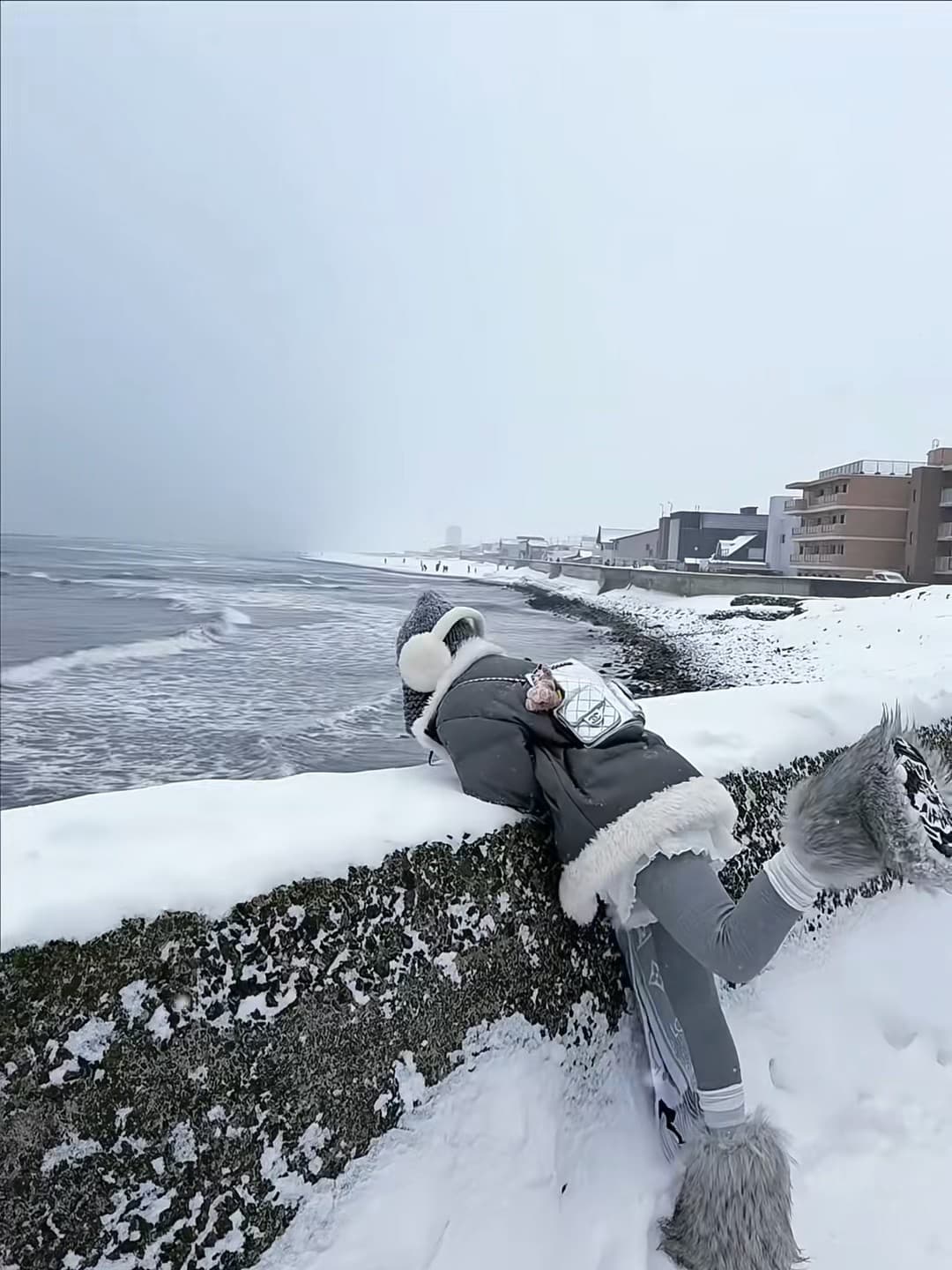 雪天海边摸鱼，连海浪都懒得拍我了🌊封面图