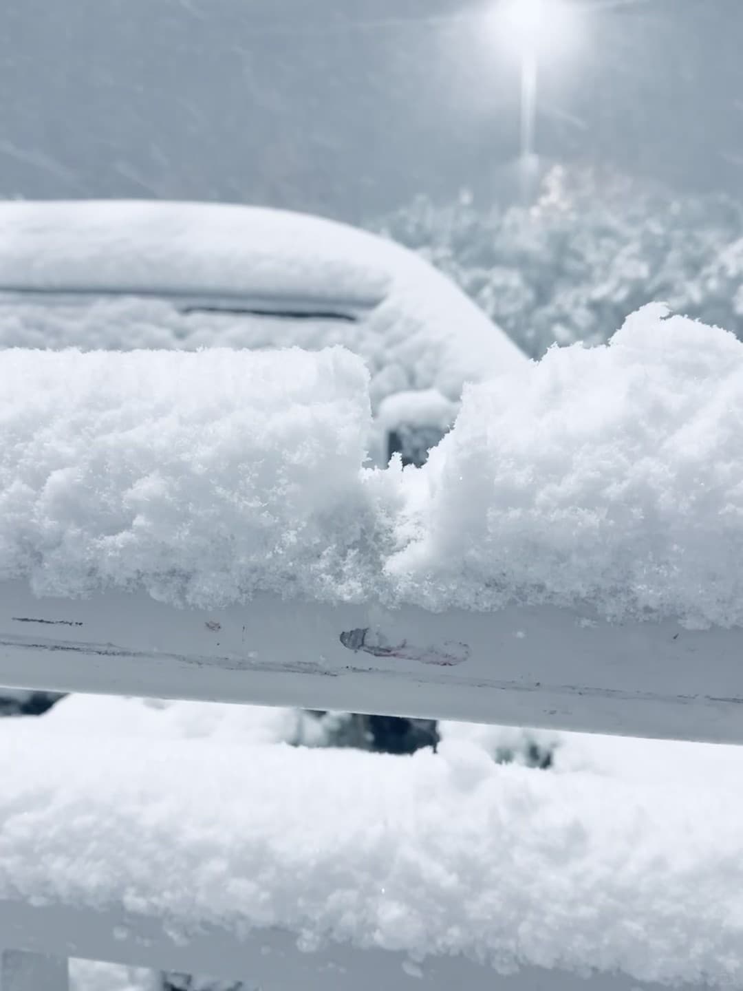 雪天通勤的温柔暴击：车顶积雪像云朵，扶手上的雪堆刚被风啃了一口封面图