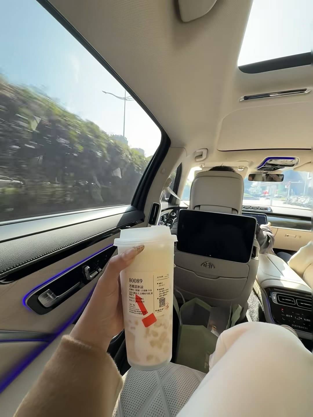 车里喝到的奶盖，比窗外风景更晃眼封面图