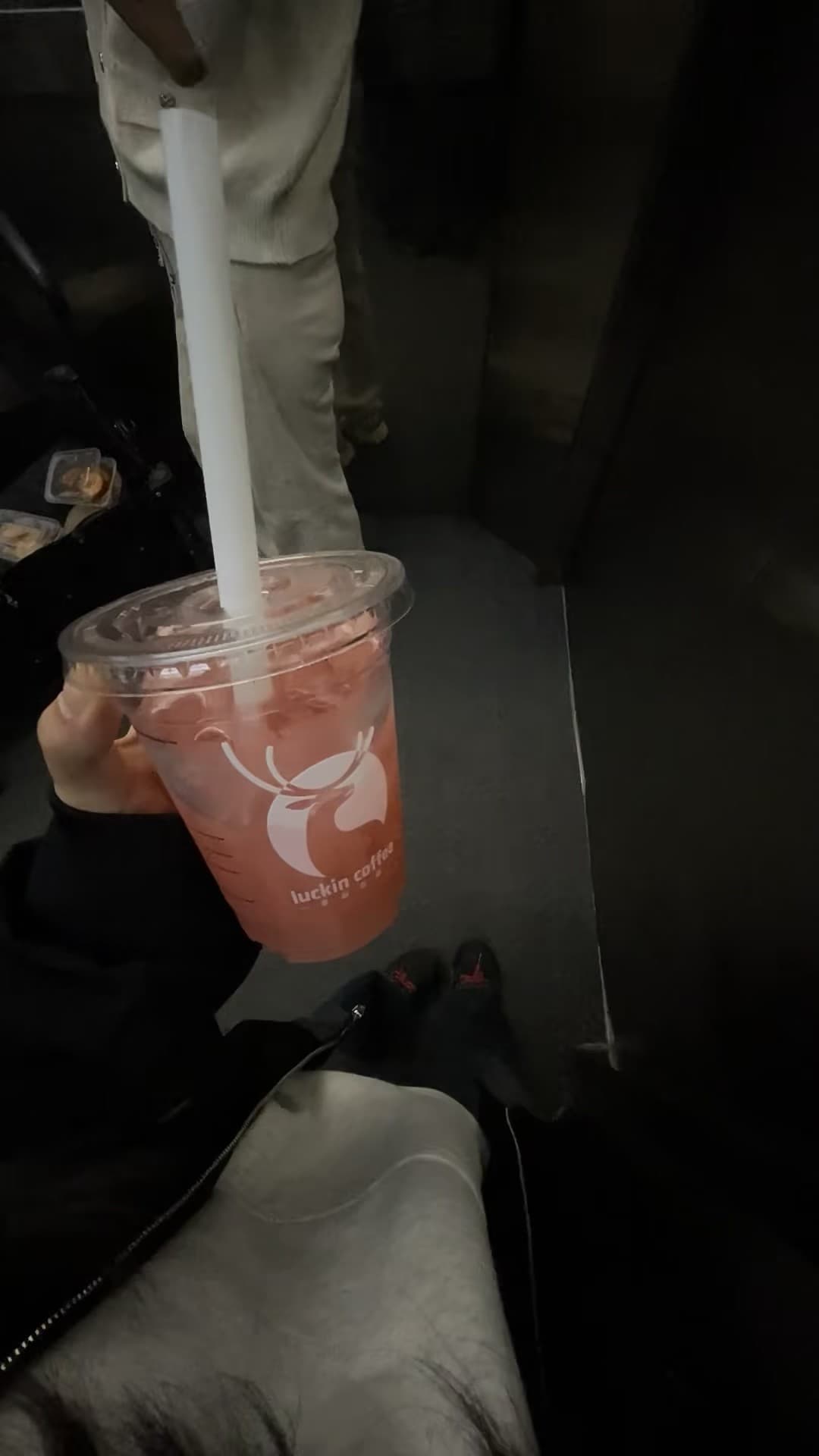 地铁上喝完这杯粉红,发现窗外是雨后的街角咖啡店封面图