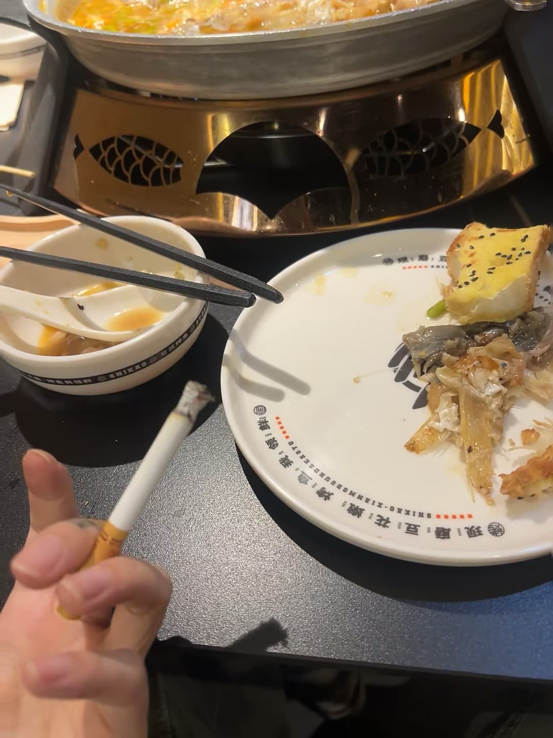 饭后一根烟,配鱼骨和蛋挞——本地人吃烤鱼的仪式感封面图