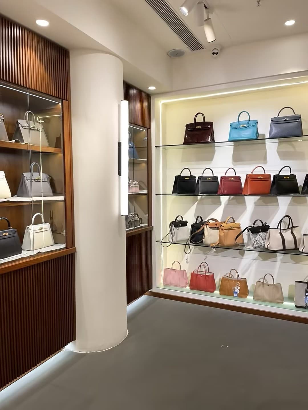 路过这家包店，货架像彩虹打翻了…但真没买！封面图