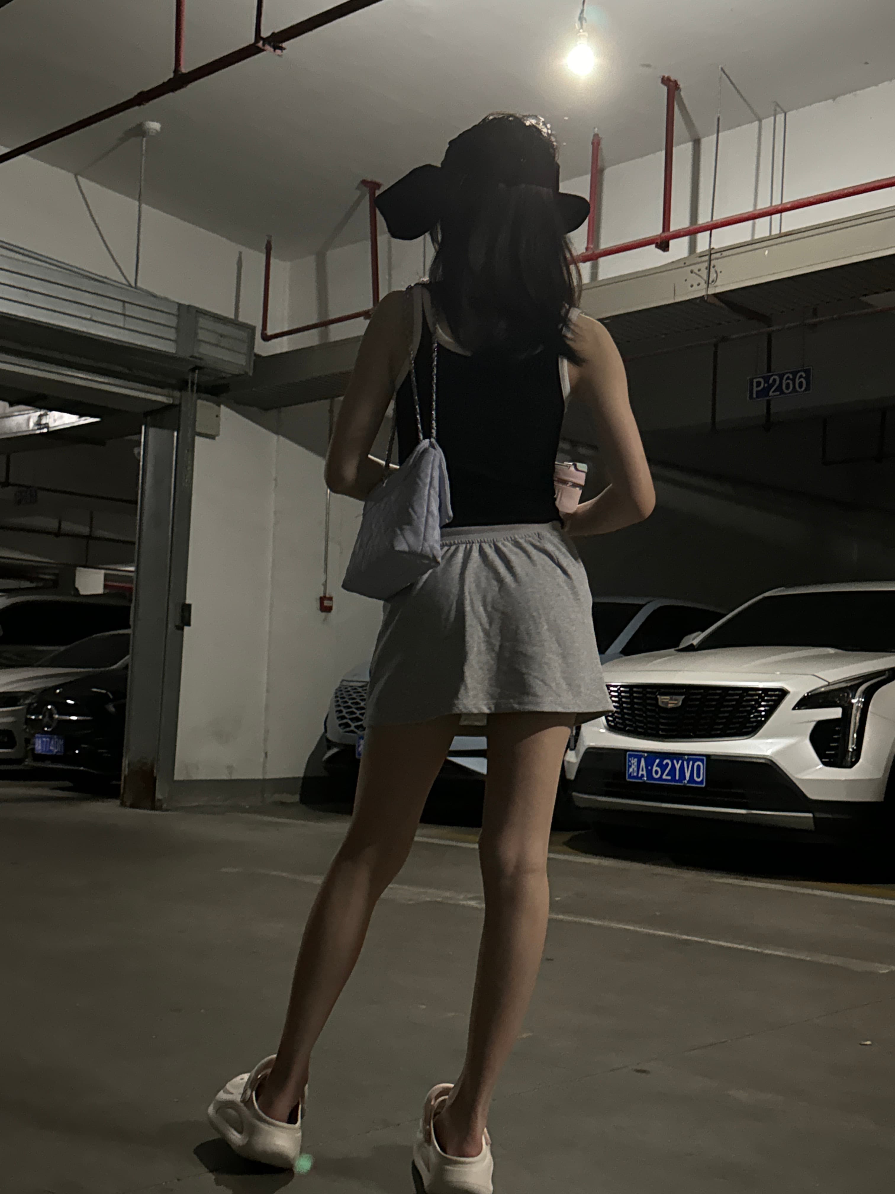 地下车库也能拍出氛围感？今晚在P266车位旁练了半小时‘背影杀’封面图