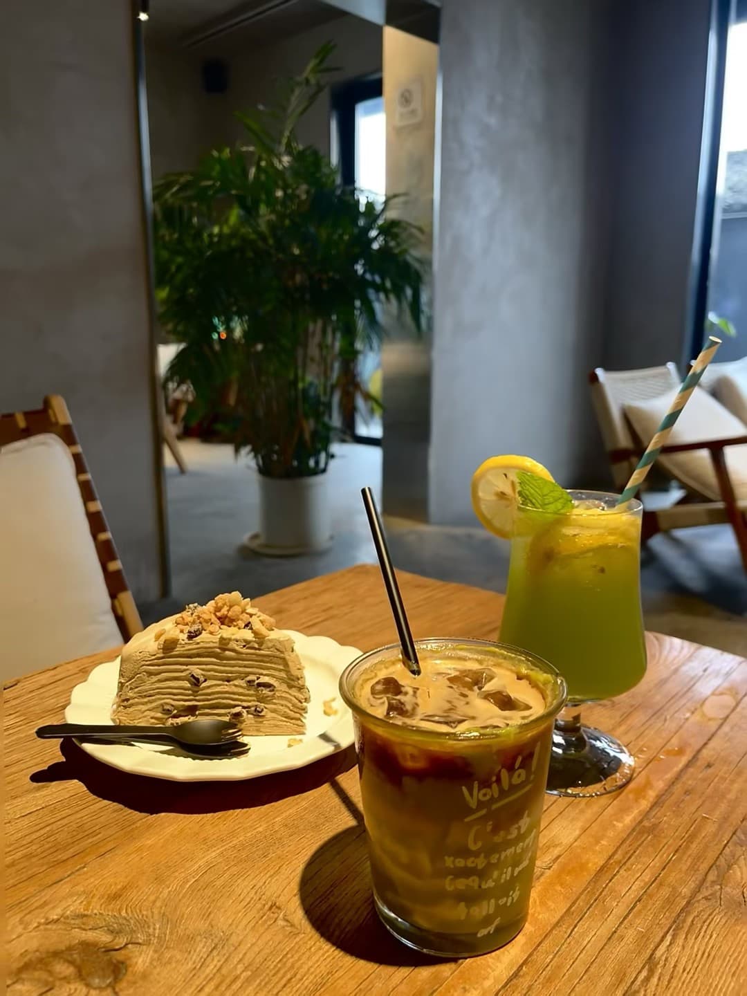 下午茶时间到!焦糖千层+青柠气泡水,木桌配绿植太治愈了封面图