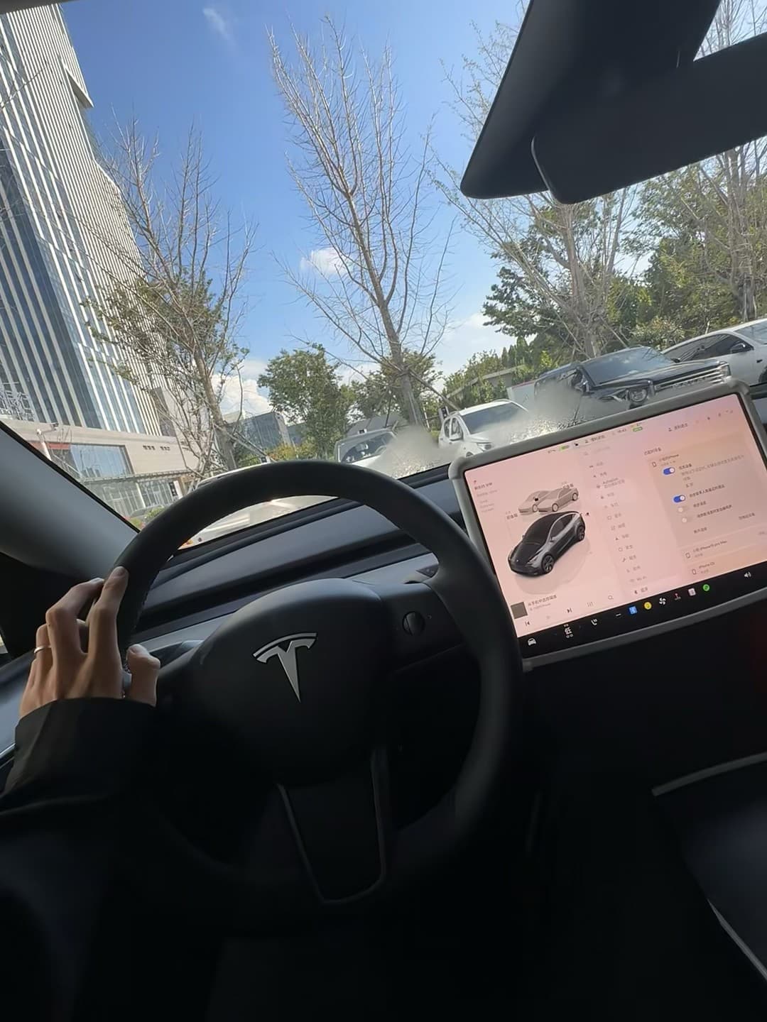 通勤路上的粉色小车车～今天在City Center停车场临时停靠，顺手拍了下中控屏封面图