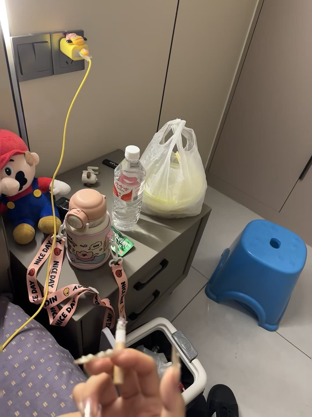 床头充电线绕着马里奥，烟灰缸是垃圾桶——今晚的‘生活感’拉满了封面图