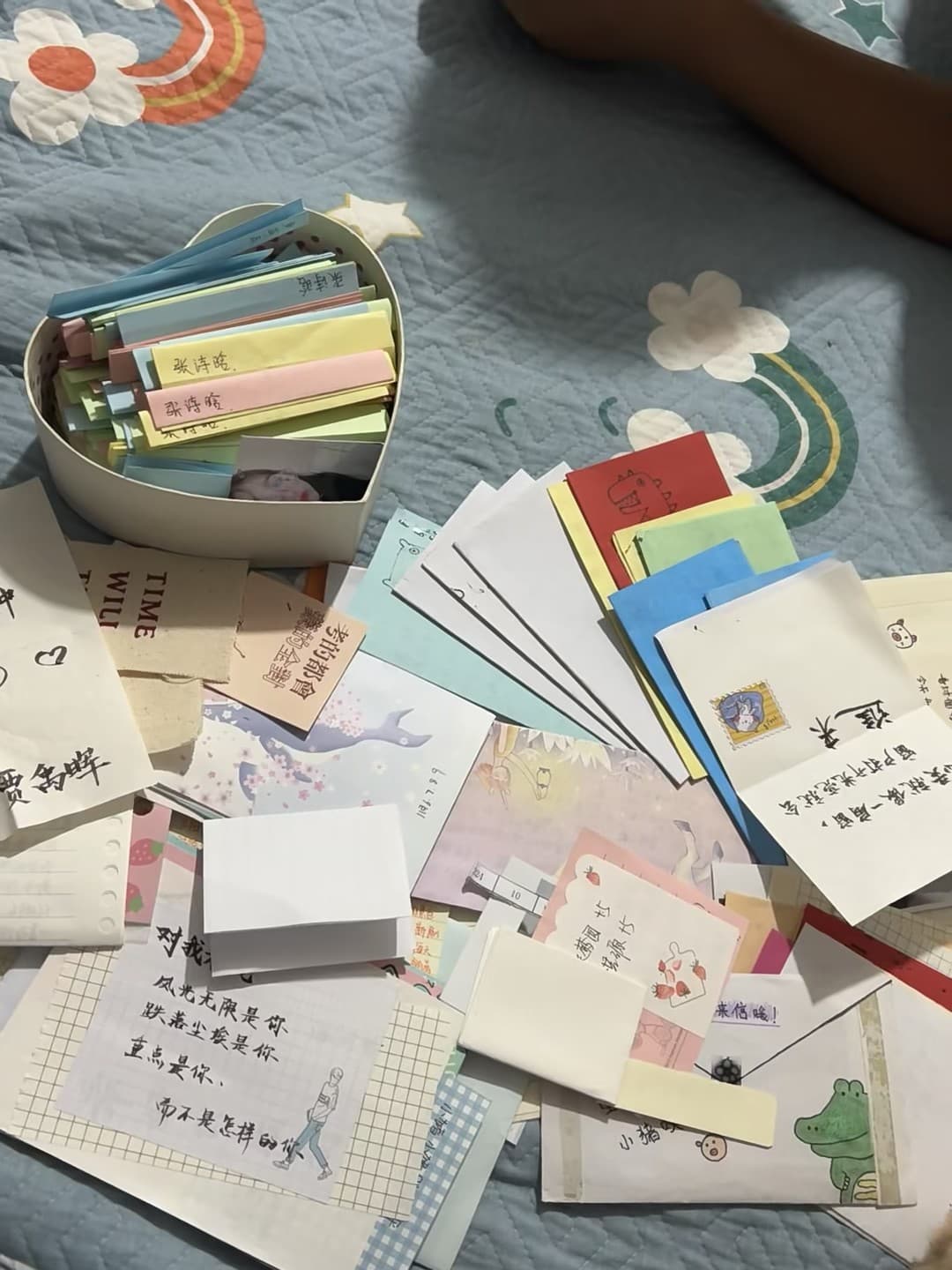 心形盒里塞满小纸条,今天在床边拆了整本回忆册封面图