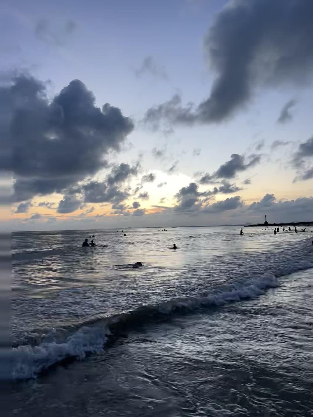 日落时分的海，有人在浪里打滚，有人在发呆
今天在Kuta Beach泡到天黑封面图