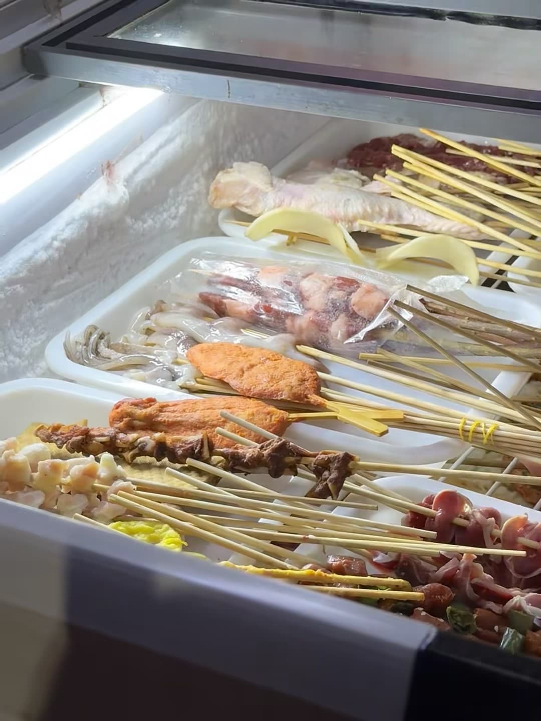 路过街边冰柜发现宝藏串串摊!冷冻层里藏着整只鸡翅和鱿鱼圈,今天在老城区小巷口被治愈了封面图