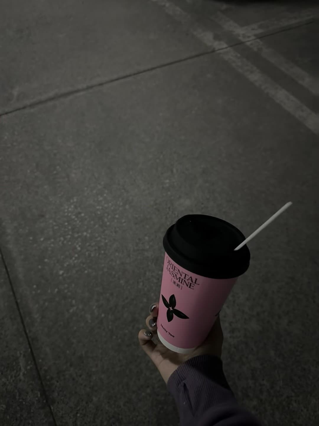 夜跑后顺手买的茉莉茶，黑盖粉杯配水泥地，意外和谐封面图