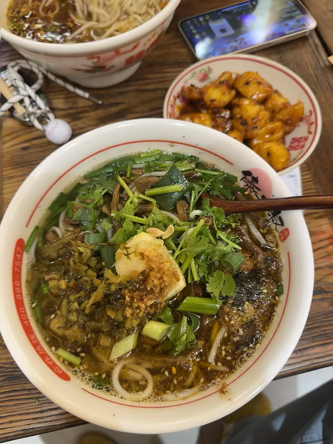 今天在街角小馆子偷吃了一碗酸菜牛肉粉，配的糖醋排骨绝了封面图