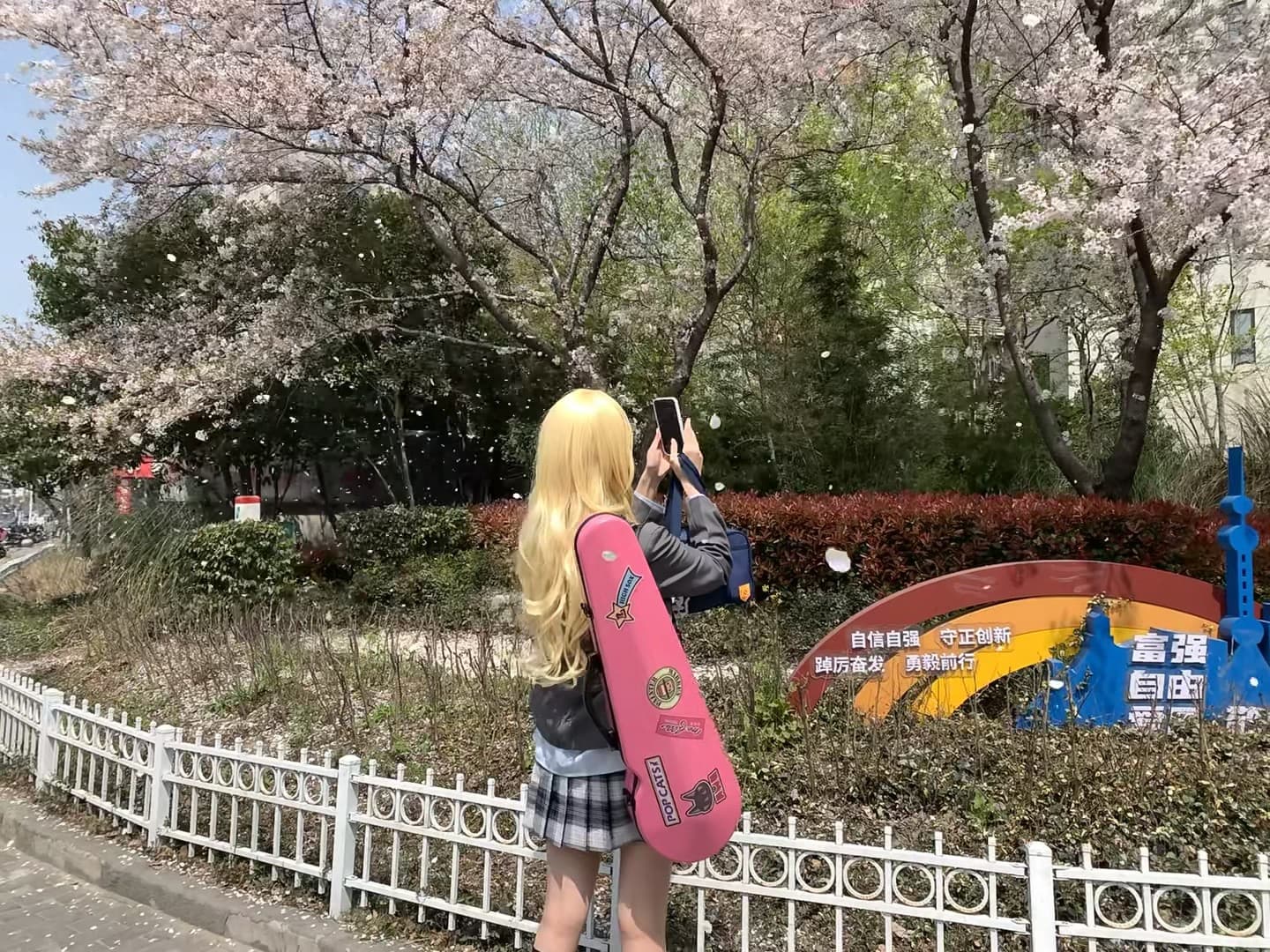 樱花季的随手一拍｜粉琴盒配金发，今天在校园边拍到自己像动漫主角封面图