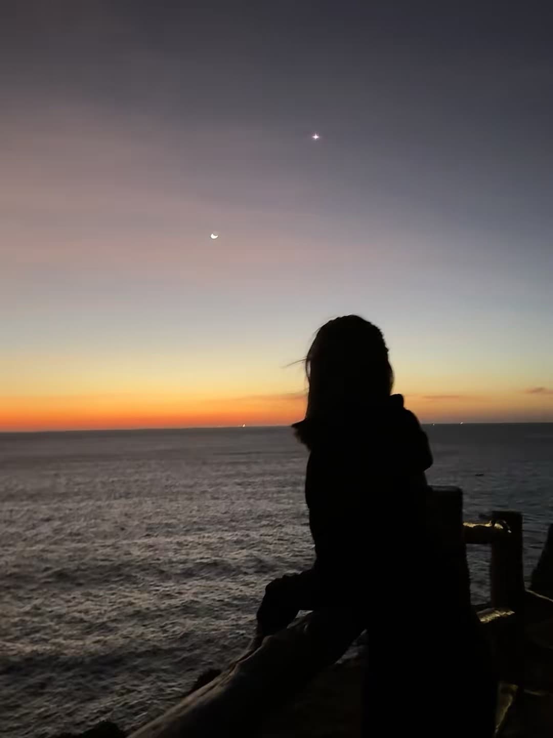 日落时分的海边发呆,月亮和金星在天上排排坐✨封面图