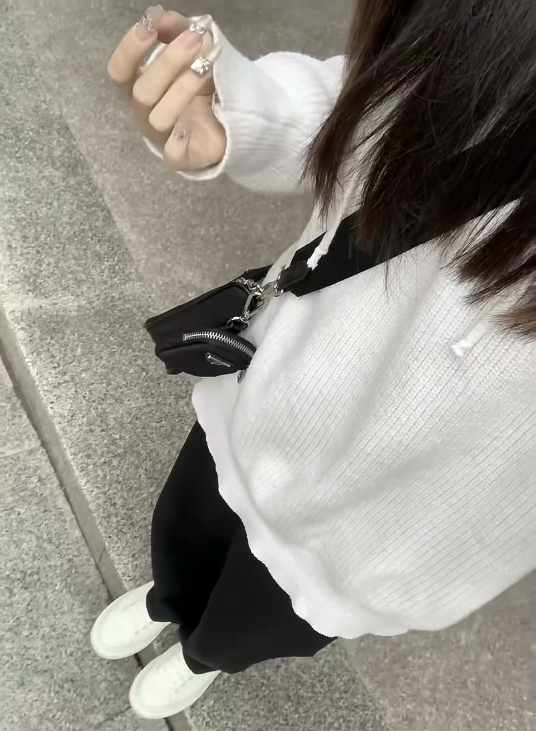 白毛衣+黑裤+小白鞋，今天通勤的极简三件套封面图