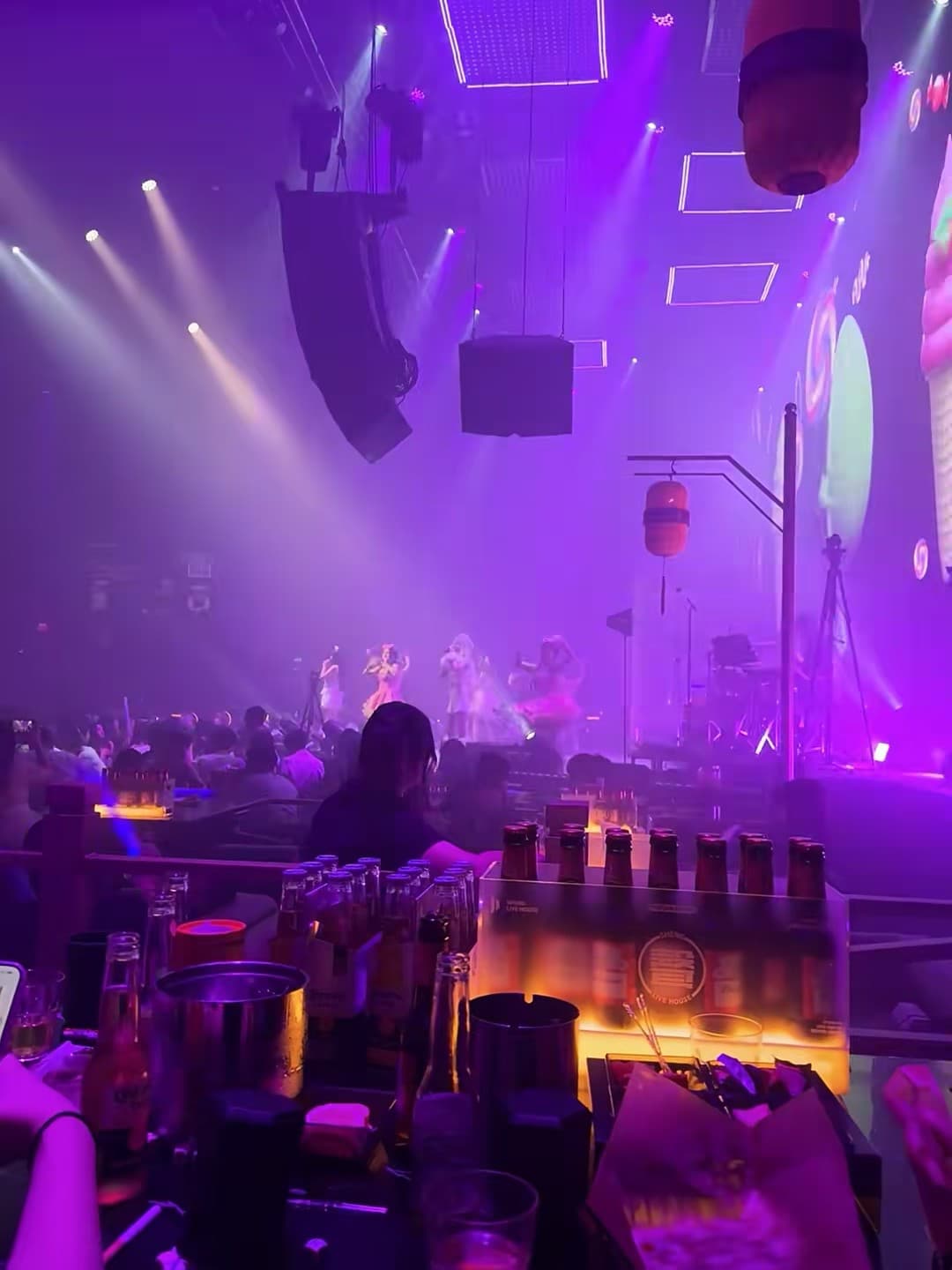 紫色雾里看演出，酒瓶堆成小山丘 🍺✨封面图