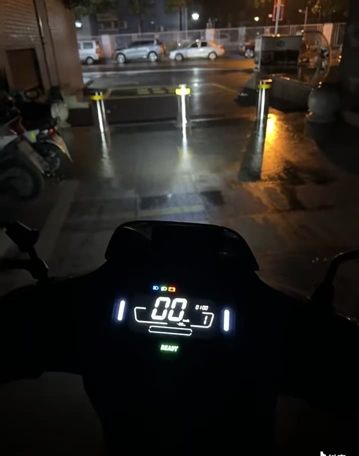 雨夜电车停摆，00km/h的静默时刻 🌧️封面图