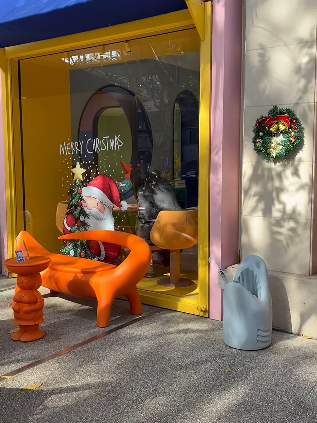 街角这家店的圣诞装饰太会了！橙色沙发配雪人Santa，路过直接被治愈封面图
