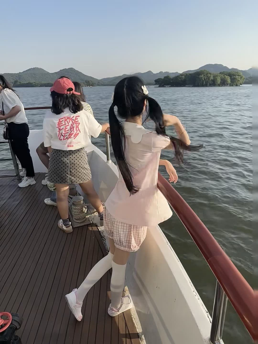 今天在湖上晃悠，风把头发吹成海藻…船尾那群小可爱太会摆了封面图