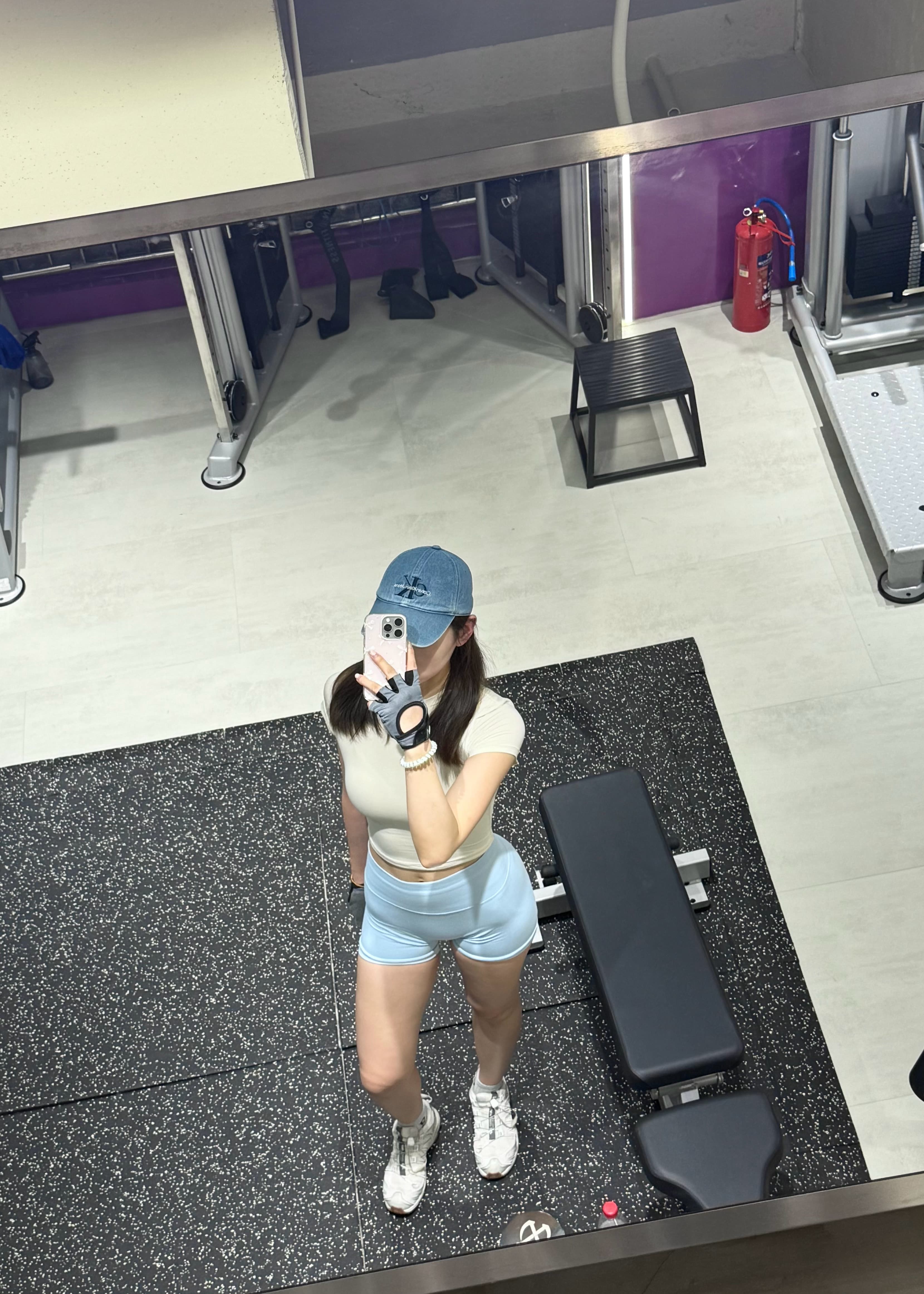 健身房镜子里的今日份自律｜蓝帽+浅蓝短裤=本命色系封面图