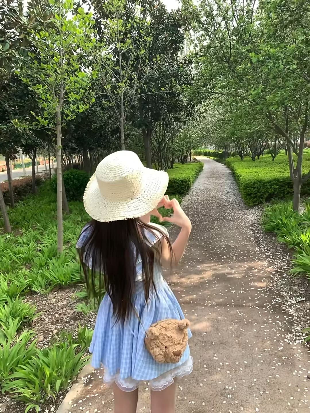 今天在公园小径上被自己萌到了 🌿封面图