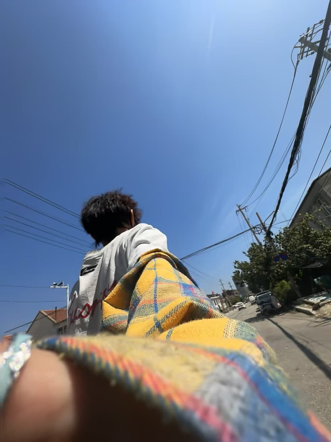 今天在街角被阳光晒到想躺平…顺手抓了件格子衫当披风封面图