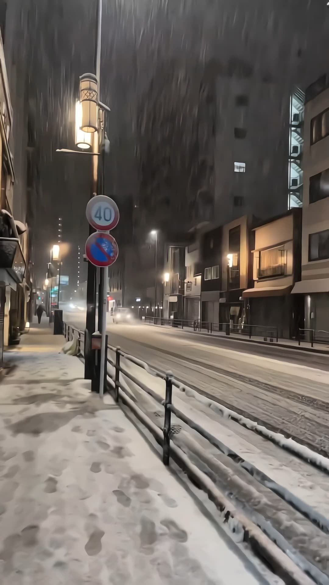 雪夜街角，路灯把雪片照成金粉✨封面图