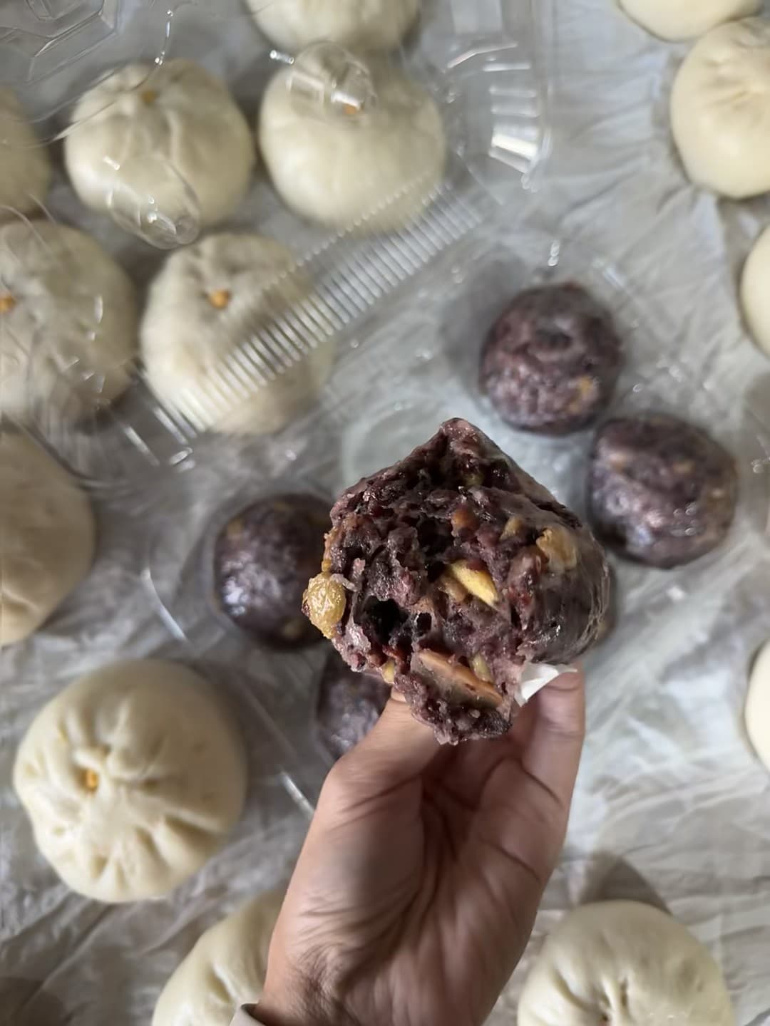 今天在社区小摊顺手买了紫米包,咬开瞬间被香到!封面图