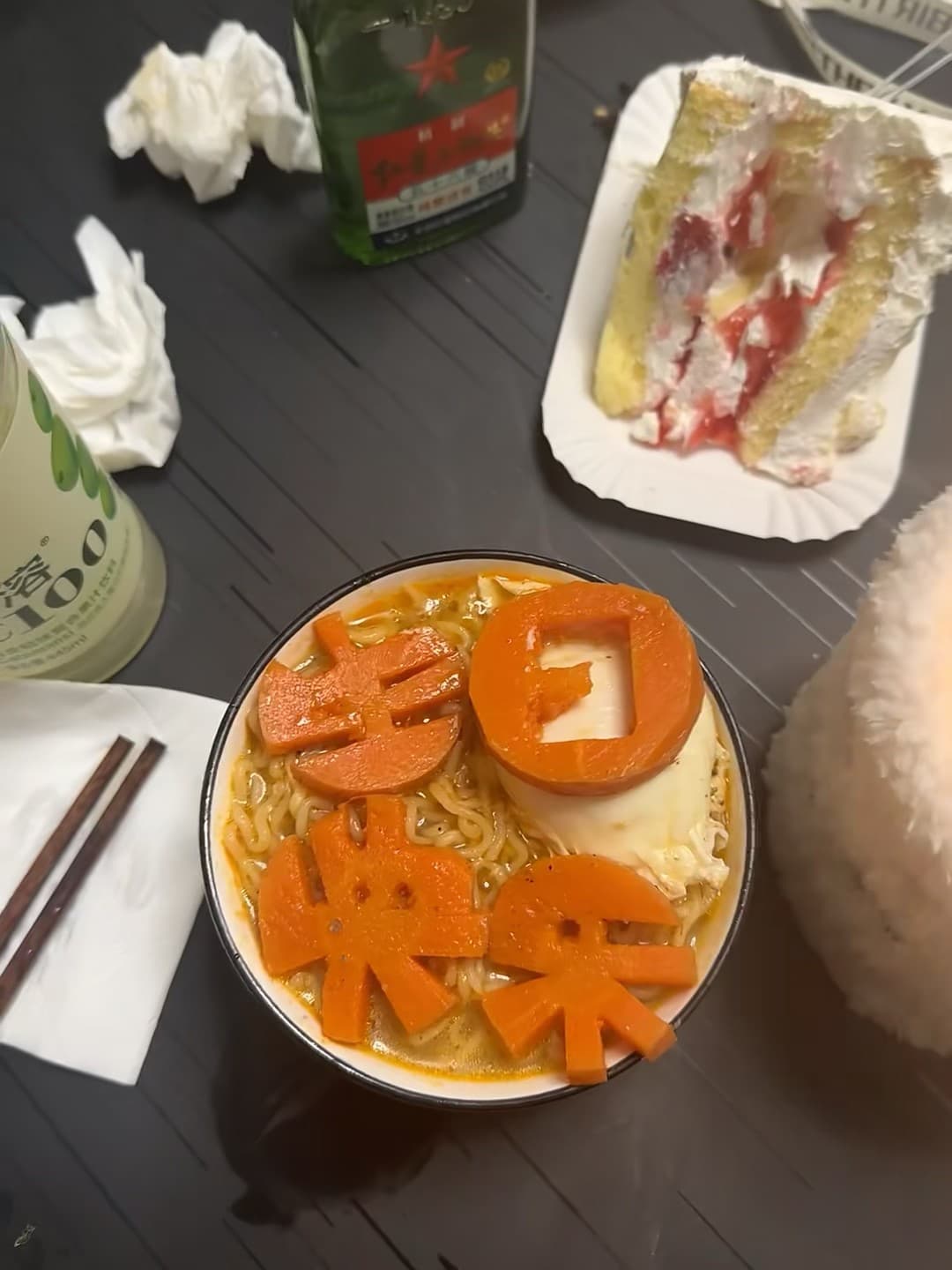 今天在公寓厨房搞了个‘福’字泡面，隔壁邻居敲门问是不是在办中式婚礼封面图