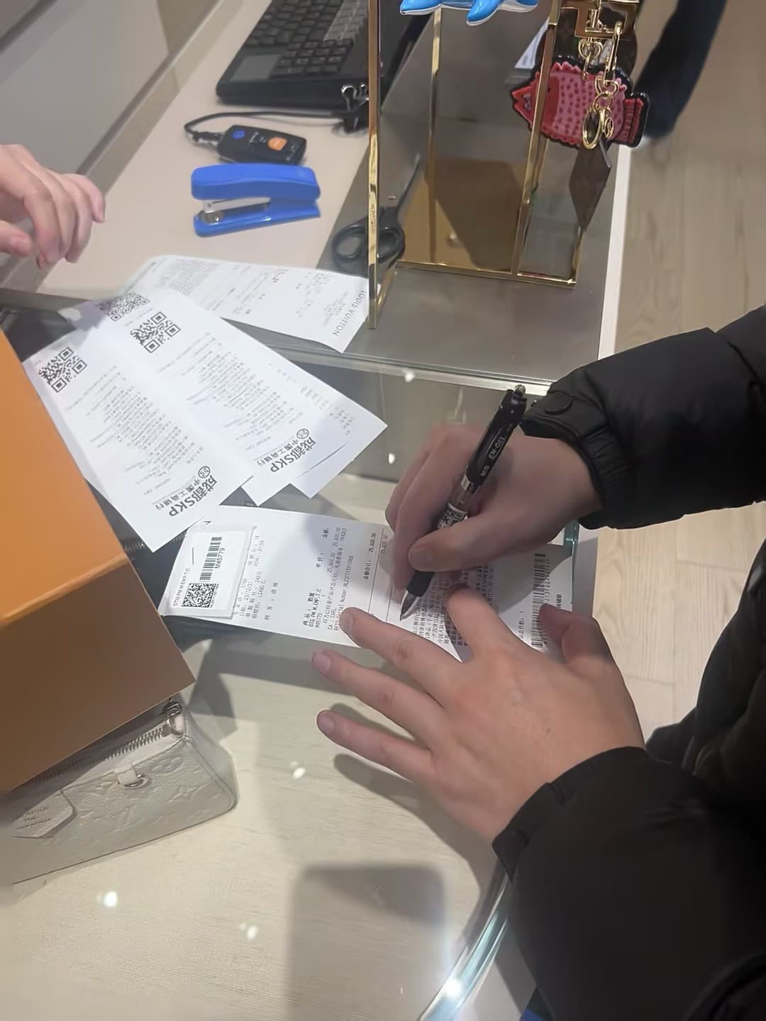 签字时手抖了三下…终于把LV收据签完,这流程比买咖啡还复杂封面图