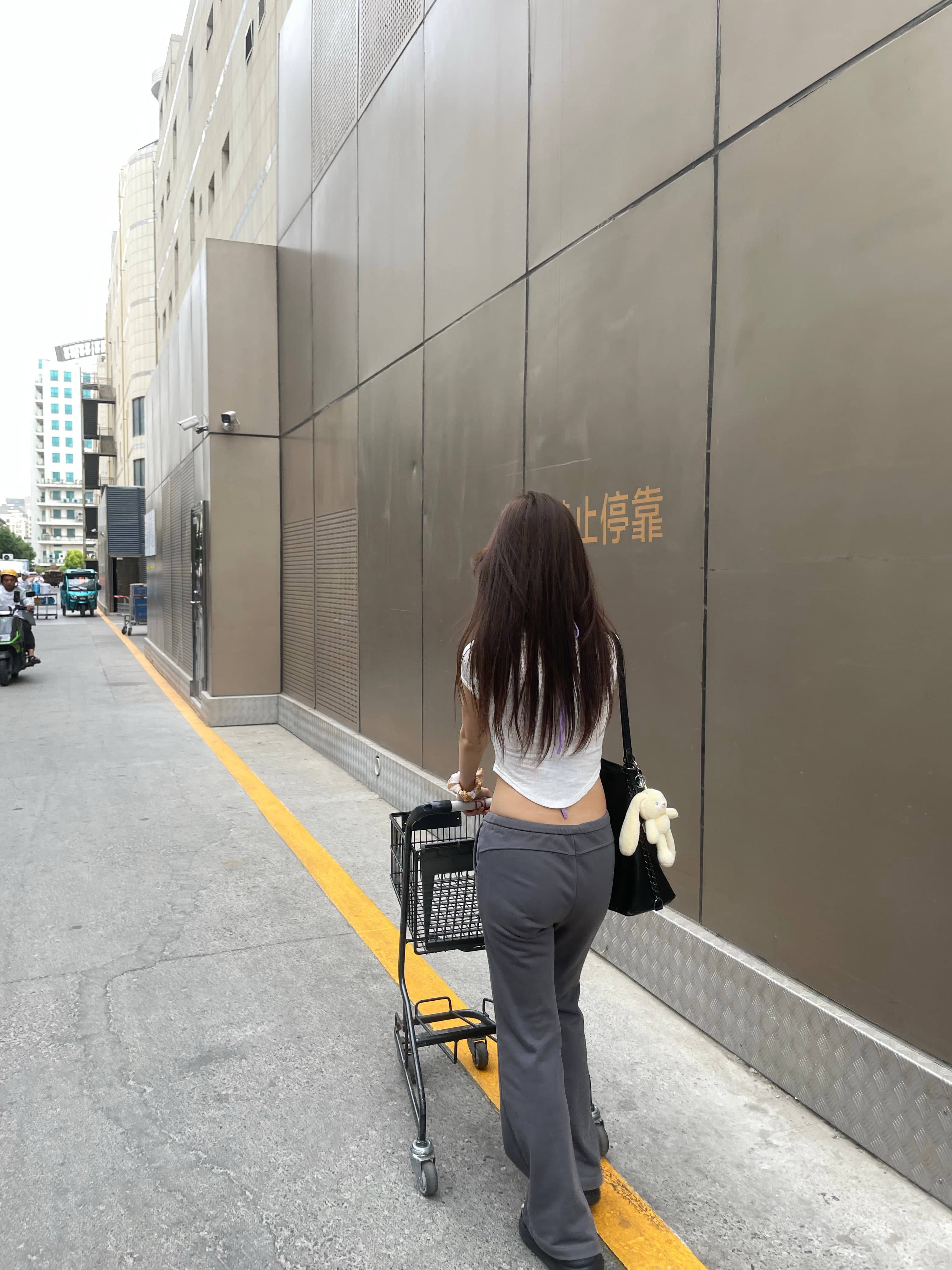 推着购物车逛街，后腰露一截也挺自由～封面图