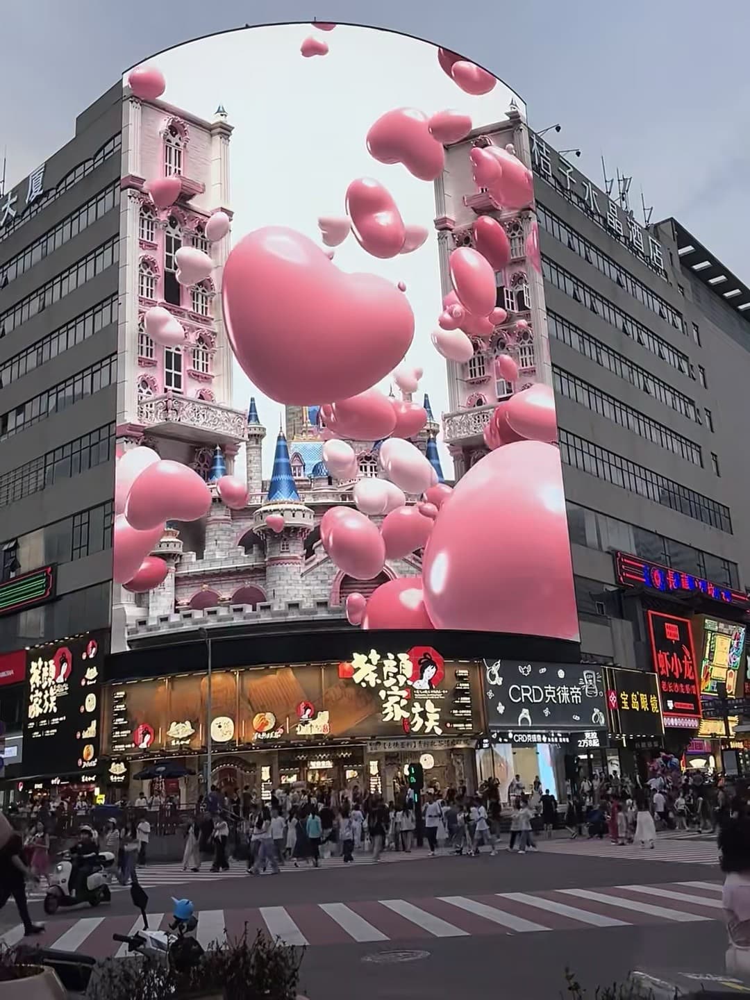 路过街头巨型LED，心形泡泡突然从城堡里飞出来？！封面图