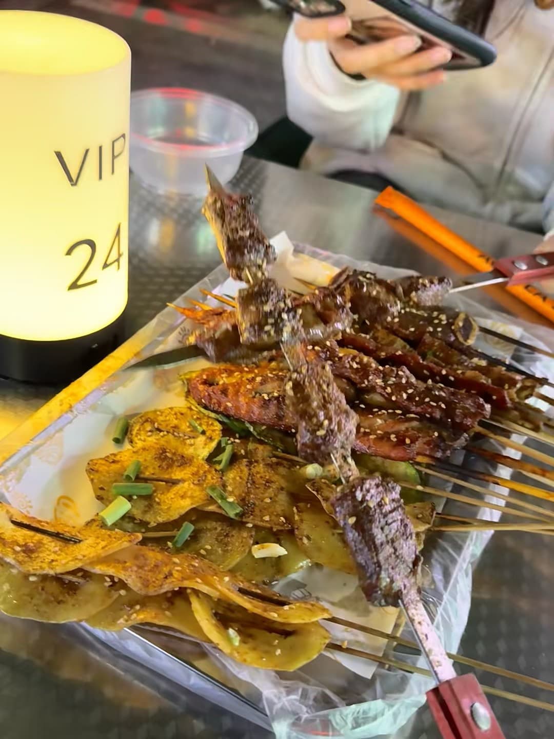 今晚的烧烤局，VIP24号桌的快乐谁懂！封面图