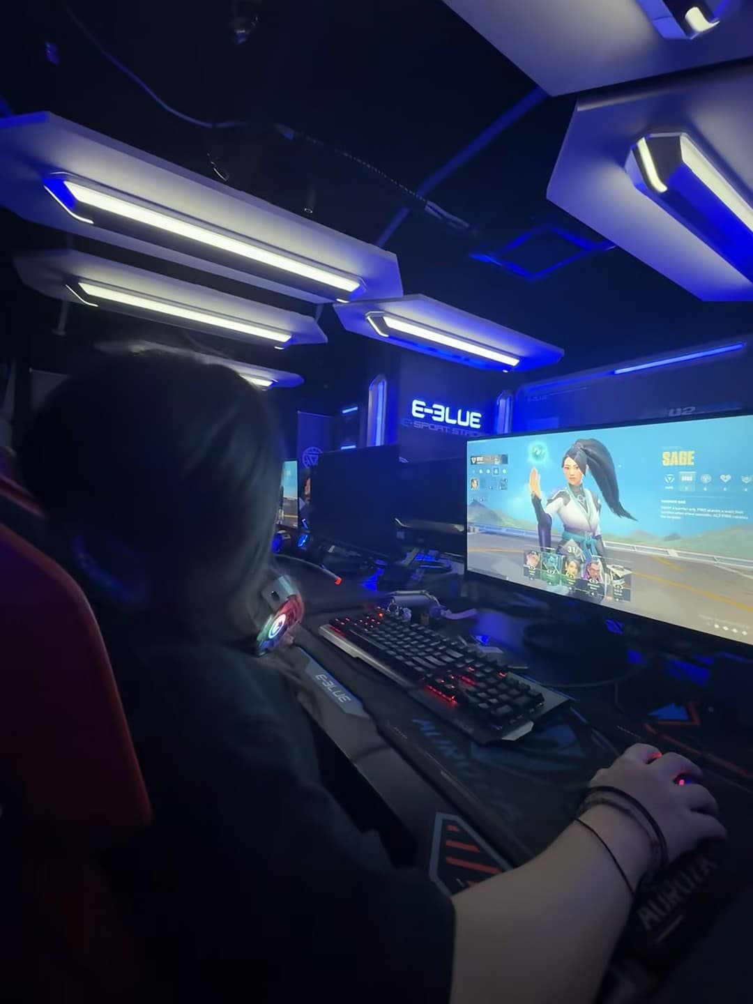 深夜电竞馆摸鱼,Sage的技能栏亮得像在发光封面图