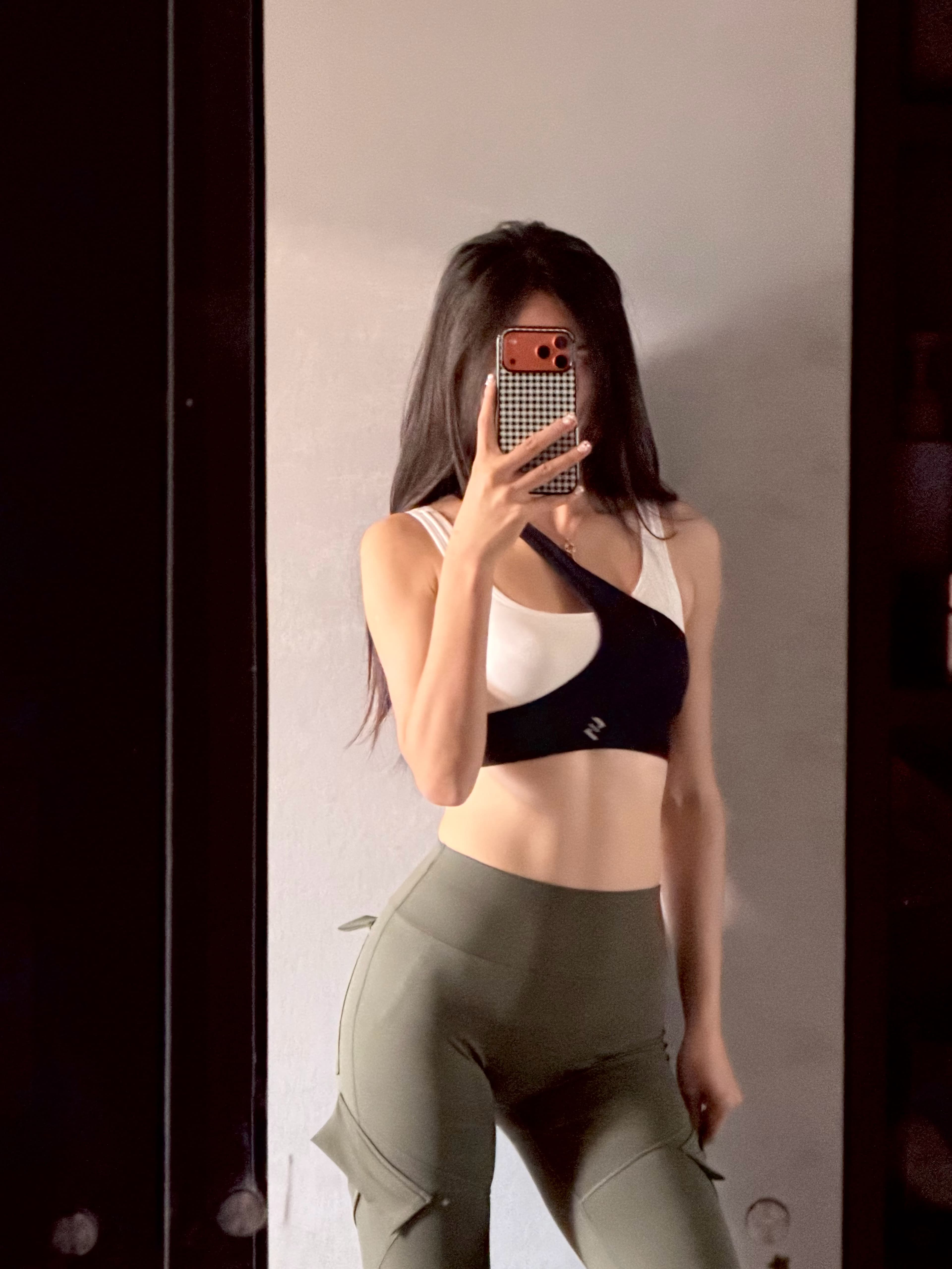 练完去楼下咖啡店续命，这杯拿铁苦得像刚搬完家的我封面图
