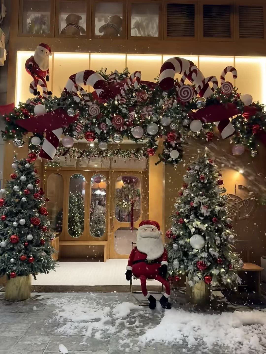 圣诞拱门下的雪人Santa,今天在咖啡店门口被冻成表情包了封面图