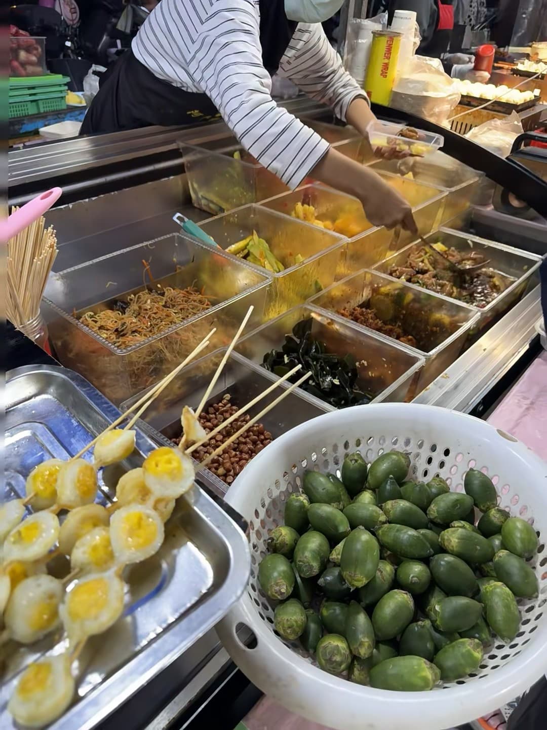 路过街角夜市，被这碗青橄榄和蛋串馋到想蹲地上啃 🍋封面图