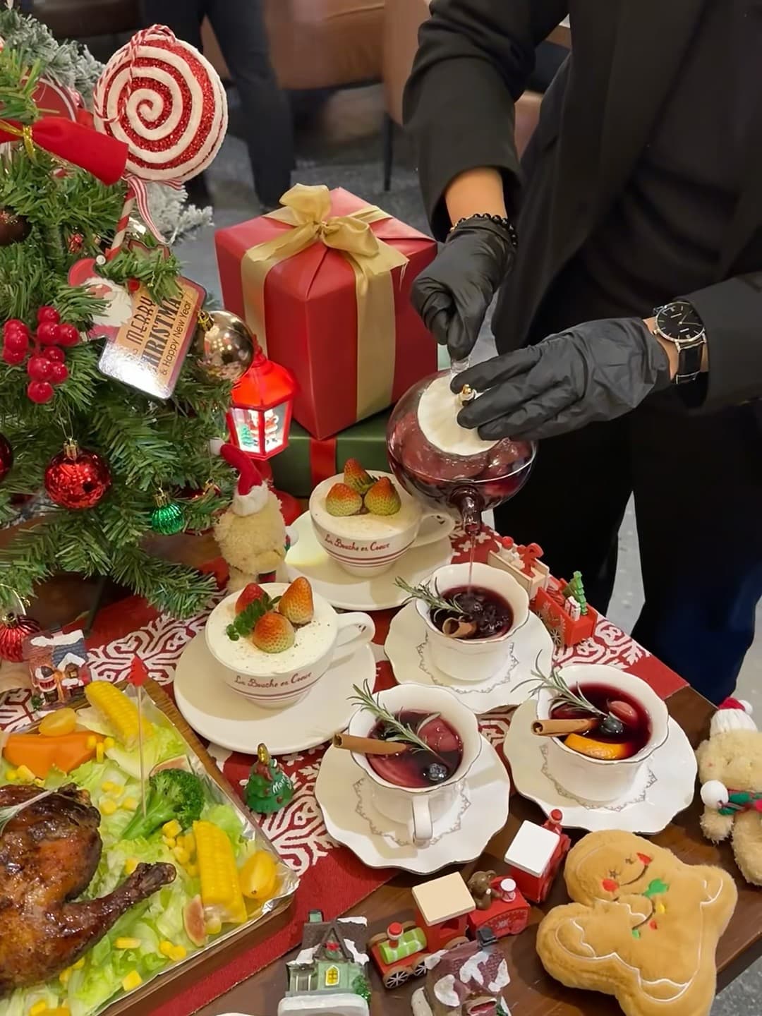 圣诞夜在街角小馆喝热红酒，连服务员都戴黑手套仪式感拉满封面图