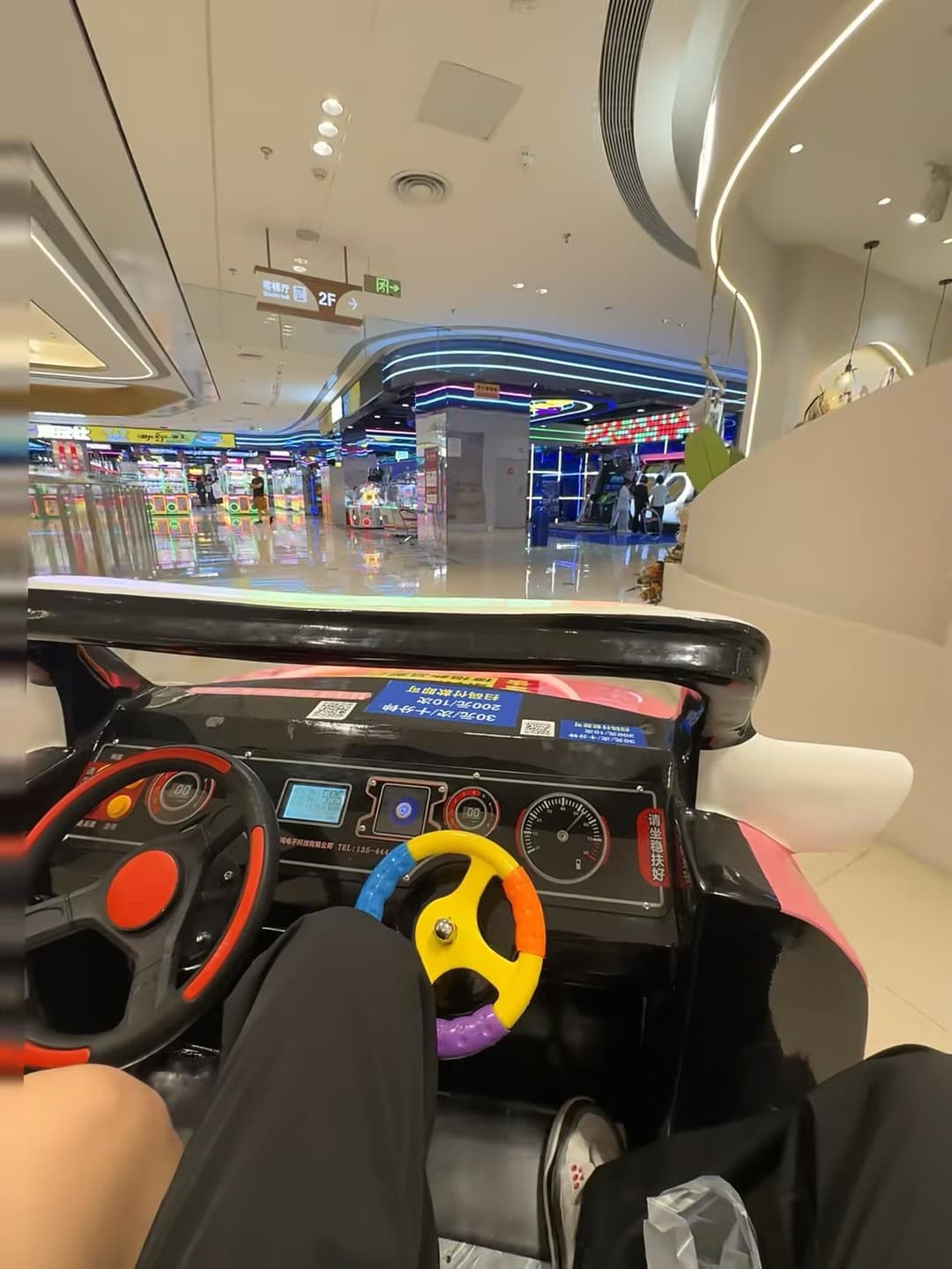 在商场里坐上儿童赛车，突然觉得成年人的快乐就是这么简单封面图