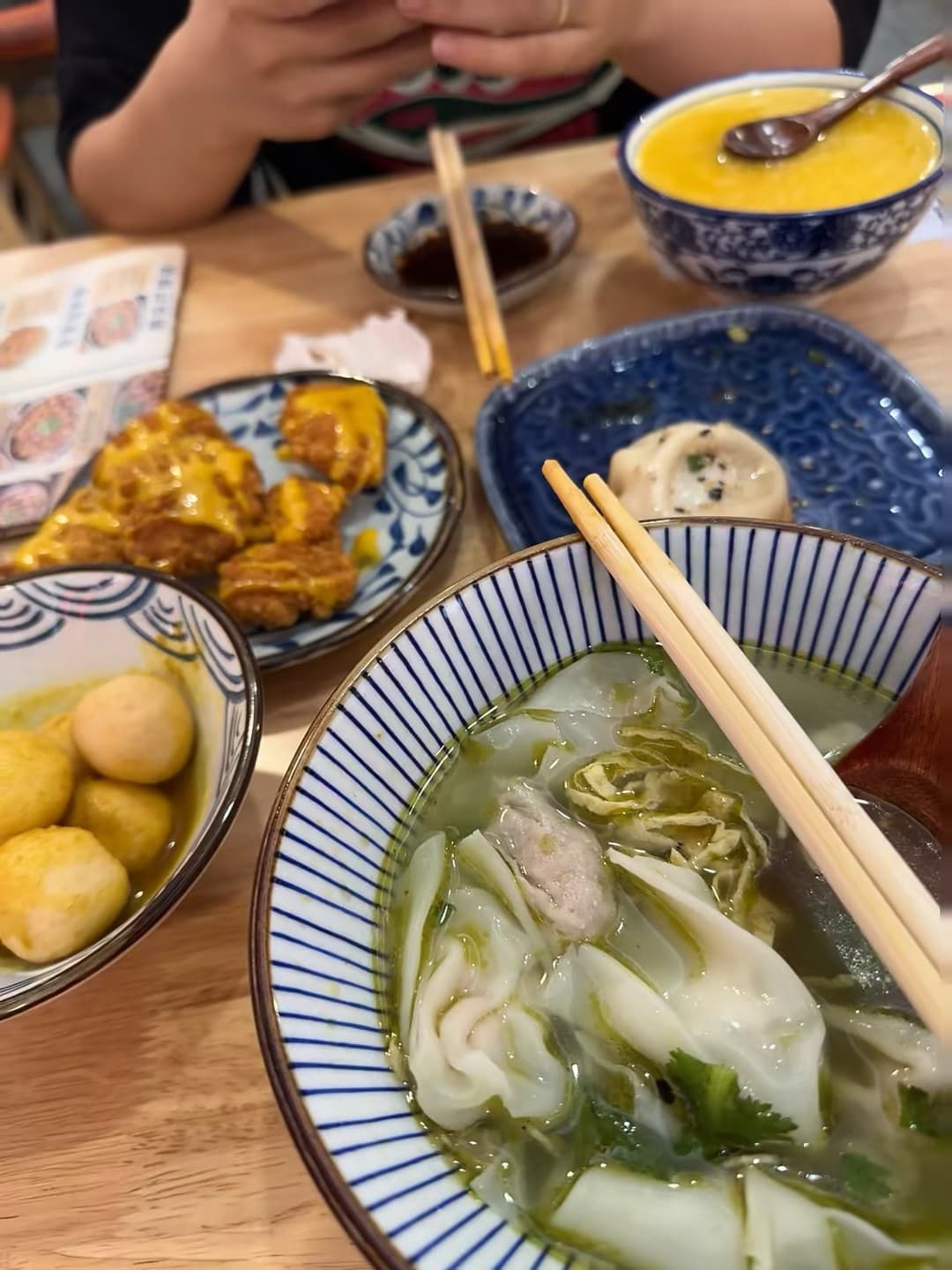 今天在街角小馆子啃了碗馄饨，配着脆炸鸡和玉米粥，暖到心巴上🔥封面图