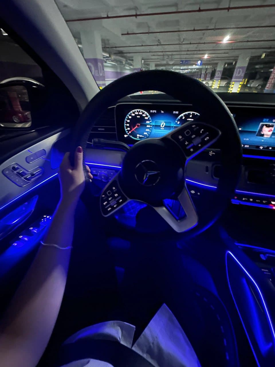 深夜停车场练手速？不，是新买的MB三叉星在发光✨封面图